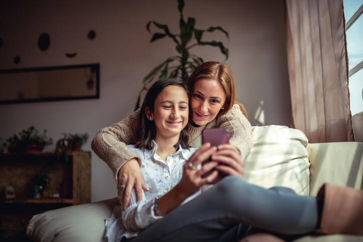 Familj surfar på telefon