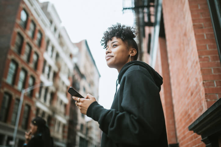 Person använder sin smartphone