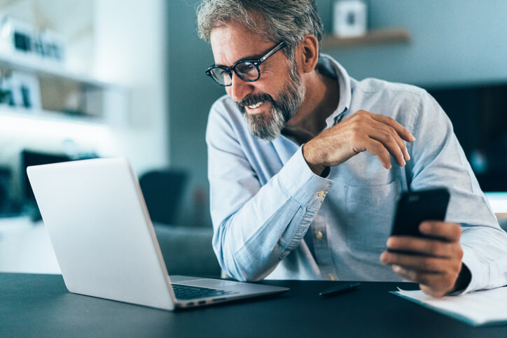 Senior använder sin smartphone