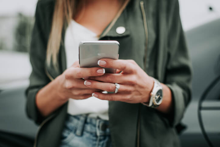 Person använder sin smartphone